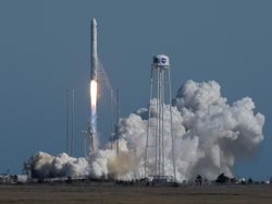 Penampakan Roket Antares Mengangkasa Bawa 40 Tikus