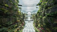 Gerbang masuk menuju Jewel Changi Airport melalui Terminal 1 Changi Airport dengan pemandangan Rain Vortex setinggi 40 meter. (Changi Airport Singapore)
