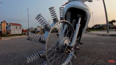 Modifikasi Konyol, Pelek Motor Tidak Gunakan Ban Karet Tapi Per