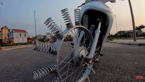 Modifikasi Konyol, Pelek Motor Tidak Gunakan Ban Karet Tapi Per