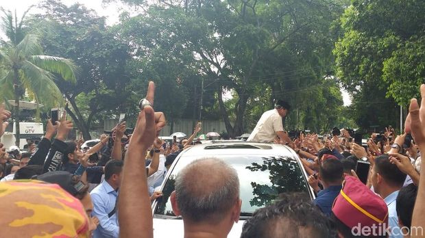 Tiba di Rumah Kertanegara, Prabowo Disambut Teriakan Pendukung