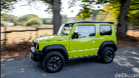 Jimny menggunakan fitur seperti Dual Sensor Brake Support (DSBS) Lane Departure Warning, dan Weaving Alert. Air conditioning, Auto Headlights with High Beam Assist, foglamp dan konektivitas Bluetooth menjadi fitur standar. Foto: Suzuki