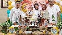 Wah ini momen keluarga Bobby saat merayakan ulang tahun. Wah pestanya meriah dengan banyak kue yang tersaji. Foto: instagram @adhe_sgr