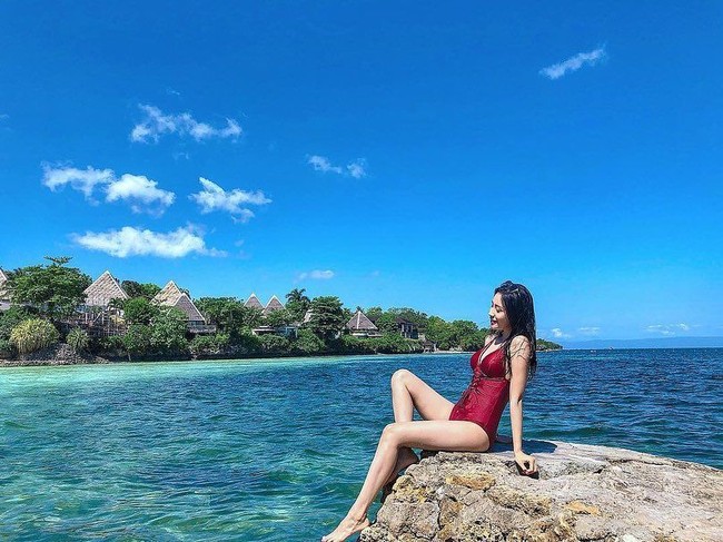 Saat tak menjadi menjadi SPG, Hebbe Cheng tampak banyak menghabiskan waktu untuk liburan. Di media sosial, ia terlihat mengunjungi berbagai negara, mulai dari Filipina, Singapura, hingga Australia untuk menikmati waktu. Foto: Instagram @hebbe820