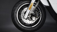 Kymco Like 150i dibekali ban tubeless berukuran 12 inci, dengan profil 110/70-12 di depan dan 130/70-12 di belakang. Foto: Pool (Kymco)
