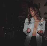 Usia 52 Tahun, Halle Berry Pose Sensasional Tanpa Bra