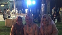 Bersama dua rekannya, Ade Hanifah seperti sedang menghadiri pesta kebun. Mereka asyik duduk sambil menikmati berbagai minuman.  Foto: instagram @adhe_sgr