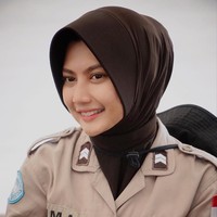 Saat bekerja di lapangan, wanita yang berusia 24 tahun ini selalu memakai hijab instan berwarna cokelat. Hijab instan dengan detail pad di bagian dahi itu menjadi seragam khusus polwan berhijab. Foto: Instagram/hikmanursyaa