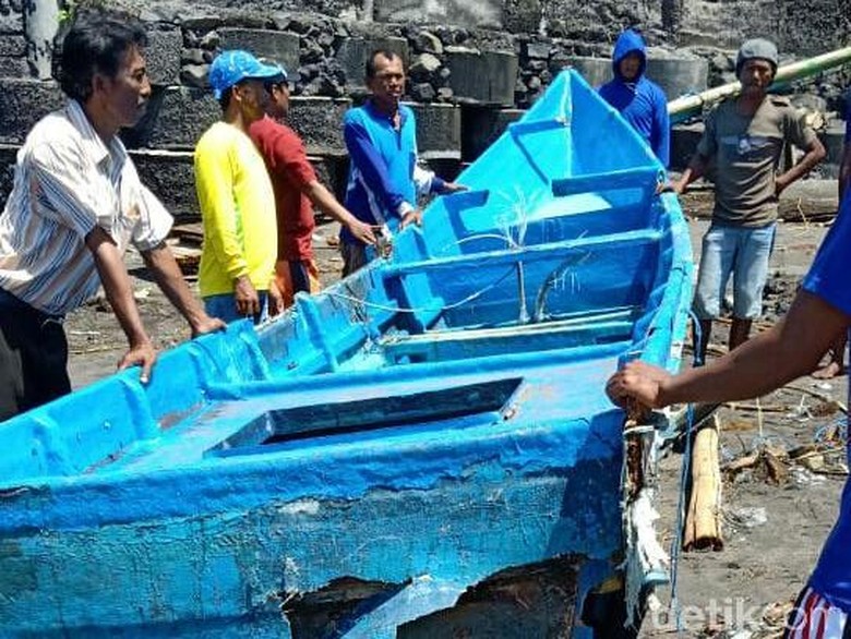 Kapal Pecah Dihantam Ombak, Nelayan Banyuwangi Ditemukan Tewas Kapal Pecah Dihantam Ombak, Nelayan Banyuwangi Ditemukan Tewas