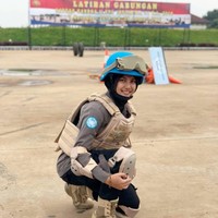 Wanita berusia 25 tahun ini dipilih oleh Polri untuk menjalankan misi kemanusiaan PBB di kawasan Bangui, Republik Afrika Tengah. Dari ribuan orang itu yang dipanggil hanya 500 orang, kemudian disaring lagi jadi 200, dan terakhir jadi 140 orang. Ini untuk pertama kalinya Polri mengutus polisi wanita berhijab untuk misi kemanusiaan PBB. Foto: Instagram/hikmanursyaa