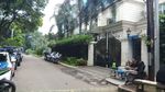 Foto: Tak Ada Karangan Bunga di Rumah Sandiaga