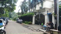Di depan rumahnya tak ada karangan bunga. Foto diambil pukul 11.00 WIB. Foto: Situasi rumah Sandiaga Uno. (Farih/detikcom).