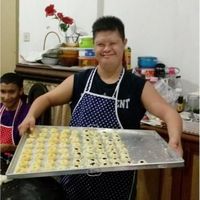Jangan Mau Kalah! Ini Aswin Nugroho, Penyandang Down Syndrome yang Jualan Kue