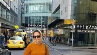 Ade Hanifah adalah ibunda Bobby Nasution. Nenek dari Sedah Mirah ini terbilang aktif meskipun usianya sudah tak muda lagi. Ia masih sering hangout sambil makan.  Foto: instagram @adhe_sgr