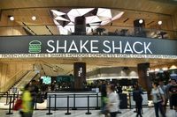 Pria Ini Antre Dari Subuh Demi Cicip Burger Shake Shack di Singapura