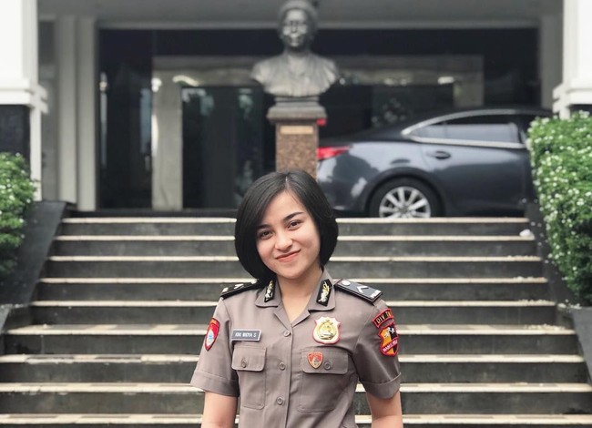 Semoga follower yang mengikuti saya di Instagram itu karena suka dengan saya dan bukan karena tidak suka. Atau banyak masyarakat menyukai profesi polwan, saya berterima kasih karena sudah follow dan bisa berbagai cerita mengenai kegiatan sehari-hari,  ungkapnya ketika dihubungi Wolipop, Kamis, (18/4/2019). Foto: Instagram @kikiwidyaas