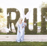 Selain balon, pesta ultah True juga dihiasi dekorasi bertema kupu-kupu. Mereka pun memakai baju kembaran berwarna biru pastel dan berpose di depan hiasan semak bertulisan TRUE, dengan banyak kupu-kupu putih di sekitarnya. Foto: Instagram/@khloekardashian