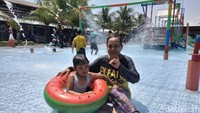 Promo ini pun dimanfaatkan warga untuk mengajak keluarganya liburan ke sini.  (Rinto Heksantoro/detikcom)