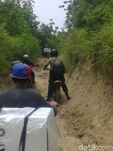 Perjuangan polisi menjaga kotak suara/