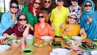 Wah eksis banget nih Ade dan teman-temannya saat makan siang bareng. Begini penampilan emak-emak gaul yang tak mau ketinggalan kacamata hitam.  Foto: instagram @adhe_sgr