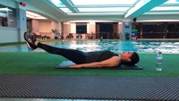 Sesuai namanya, lower abs exercise berguna untuk melatih otot perut bagian bawah. Gerakannya mudah dan bisa dipraktikkan di rumah kan?