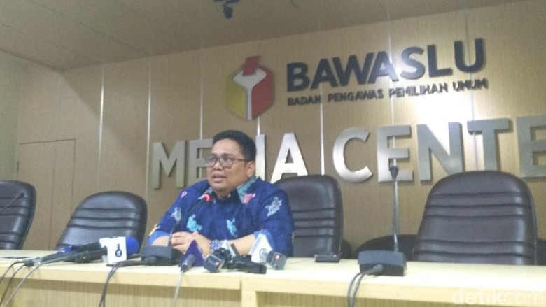 Diperiksa Bawaslu soal Video Beri Amplop ke Kiai, Luhut Bantah Politik Uang Diperiksa Bawaslu soal Video Beri Amplop ke Kiai, Luhut Bantah Politik Uang