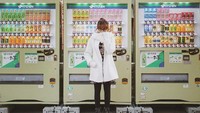 Foto di depan vending machine sepertinya jadi hal wajib saat berkunjung ke Tokyo. Karenanya Sasyachi tak melewatkan pose di sini. Foto: Instagram sasyachi