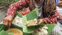 Penjaja cabuk rambak biasanya berkeliling kampung atau mangkal di sudut jalan atau pasar. Jualan mereka digendong dalam bakul. Foto: Instagram @santapancantik