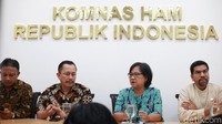 Ketua Komnas HAM, Ahmad Taufan Damanik bersama komisioner Choirul Anam (kiri), Amiruddin (kanan) dan Sandrayati Moniaga memberi keterangan pers di Gedung Komnas HAM, Jakarta, Kamis (18/4/2019).