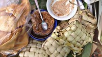 Racikan cabuk rambak ini sederhana. Irisan tipis ketupat yang disusun dan disiram saus wijen, kelapa parut dan kemiri yang gurih. Diberi topping kerupuk karak yang renyah asin. Foto: Instagram @waosansurakarta