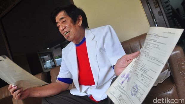 Dokter Suhendro menunjukkan salah satu koleksinya.
