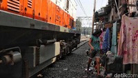 Setiap saat bahaya mengintai, khususnya saat kereta melintas.