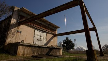 Minggu depan, giliran roket SpaceX, Falcon 9, akan menerbangkan pesawat kargo Dragon ke ISS. Foto: Reuters