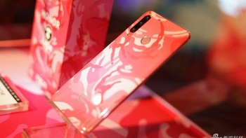 Bagian belakangnya dibuat berbeda. Foto: Sina Mobile
