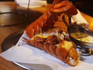 Bukan Roti, Burger Isi Bacon Ini Diapit Lobster Goreng Tepung!