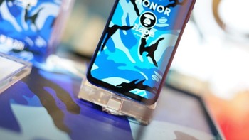Hadir dengan opsi RAM 4 GB dan 6 GB. Sementara memori internalnya tersedia pilihan 64 GB, 128 GB dan 256 GB. Foto: Sina Mobile