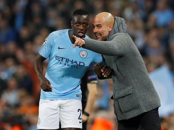 Soccer Football - Champions League Quarter Final Second Leg - Manchester City v Tottenham Hotspur - Etihad Stadium, Manchester, Britain - April 17, 2019  Manchester City manager Pep Guardiola speaks with Manchester City's Benjamin Mendy                 REUTERS/Phil Noble