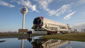 Roket ini diluncurkan dari landasan Wallops Flight Facility di Virginia, Amerika Serikat. Ia membawa berton-ton suplai untuk awak NASA di International Space Station berikut 40 ekor tikus. Foto: Reuters
