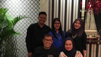 Foto ini diambil ketika Bobby dan Kahiyang belum menikah. Di sini juga terlihat almarhum ayah Bobby masih berkumpul untuk makan siang bersama di Jakarta. Foto: instagram @adhe_sgr