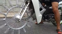 Bagaimana tidak, peran ban karet yang biasanya menyelimuti pelek digantikan dengan menggunakan per alias suspensi. Foto: Pool (youtube)