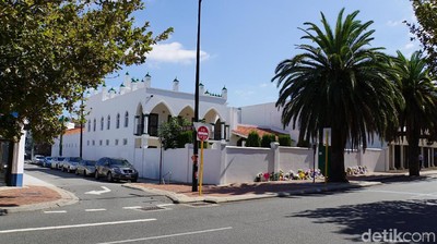 Foto Masjid Perth dan Makanan Halal