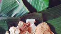 Dibungkus dengan daun pisang model tum ini bikin cabuk rambak makin harum dan enak saja. Foto: Instagram @gabebeegate