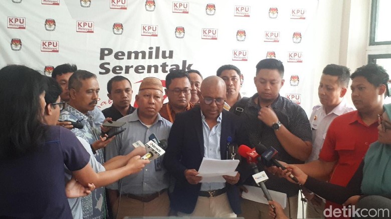 Pendukung Prabowo Laporkan Lembaga Survei soal QC Pilpres ke KPU Pendukung Prabowo Laporkan Lembaga Survei soal QC Pilpres ke KPU