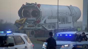 Persiapan peluncuran roket Antares buatan Northrop Grumman dengan pesawat Cygnus di atasnya. Foto: Reuters