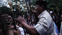 Prabowo juga menyapa pendukung yang hadir dalam jumpa pers di kediamannya.