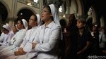 Umat Nasrani Jalani Kamis Putih di Gereja Katedral