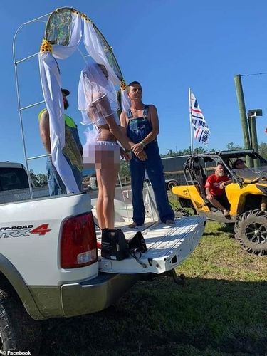 Pasangan Pengantin Aneh Jadi Sensasi, Menikah di Atas Truk dan Pakai Bikini