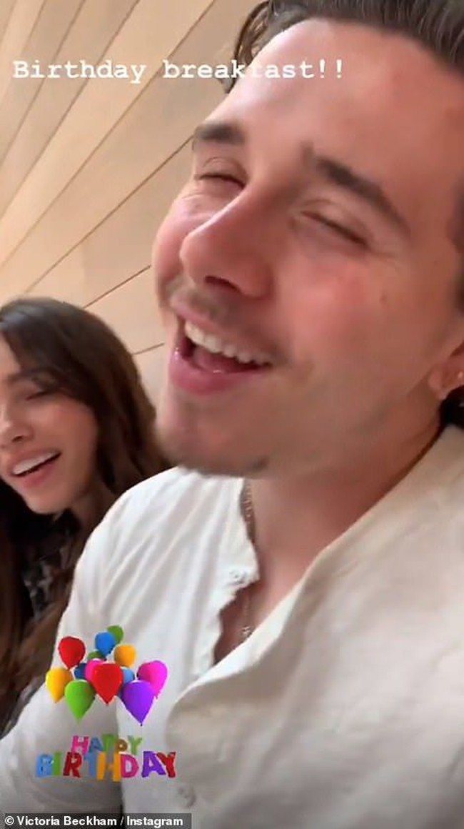 Victoria dan keluarga kemudian menuju restoran untuk sarapan bersama. Anak-anaknya melagukan selamat ulang tahun untuk sang ibu. Foto: Instagram Victoria Beckham