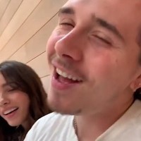 Victoria dan keluarga kemudian menuju restoran untuk sarapan bersama. Anak-anaknya melagukan selamat ulang tahun untuk sang ibu. Foto: Instagram Victoria Beckham