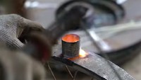 Proses pembuatannya menggunakan pelek jari-jari yang diubah Foto: Pool (youtube)